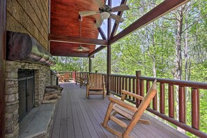 Interior - Expansive Smoky Mountain Retreat w/ Hot Tub & Deck (Sevierville)