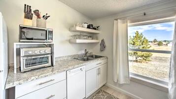 Microwave, mesin pencuci piring, dan blender