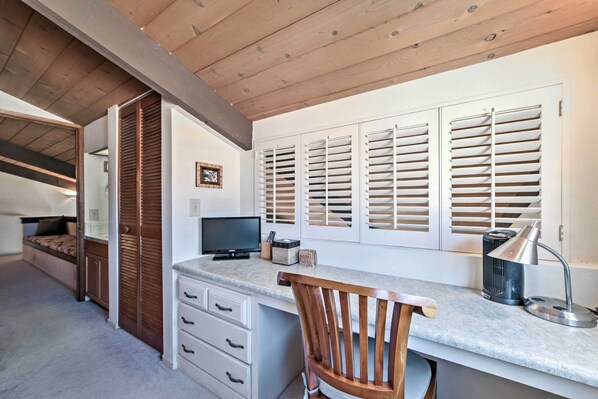 Interior - Kailua-kona Condo w/ Ocean & Golf Course Views! (Kailua-Kona)