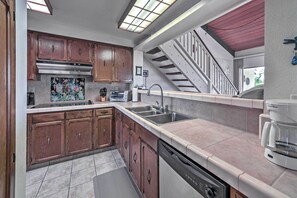 Apartment (2 Bedrooms) | Interior - Kailua-kona Condo w/ Ocean & Golf Course Views! (Kailua-Kona)