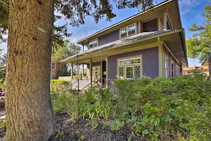 Exterior - 'the Purple House' Apt in Downtown Flagstaff! (Flagstaff)