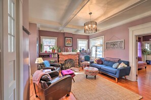 TV, books - 'the Purple House' Apt in Downtown Flagstaff! (Flagstaff)