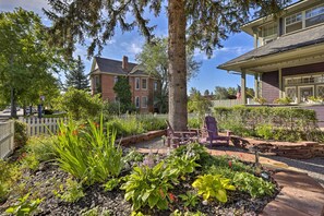 Terrace/patio - 'the Purple House' Apt in Downtown Flagstaff! (Flagstaff)