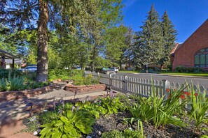 Property grounds - 'the Purple House' Apt in Downtown Flagstaff! (Flagstaff)