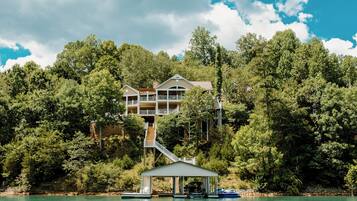 House (4 Bedrooms) | Exterior