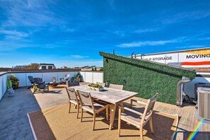 Outdoor dining - New! Modern ATL Abode w/ Rooftop Deck & City Views (Atlanta)