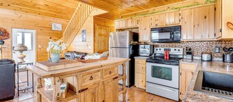 Mtn-view Cabin: Deck & Pets Welcome in Murphy