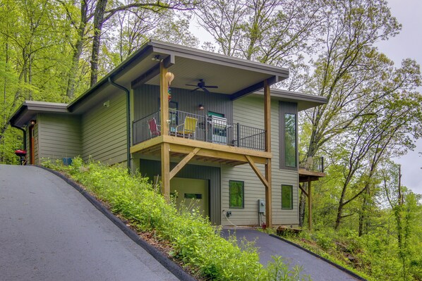 House (3 Bedrooms) | Interior - Modern Fairview Retreat: Spacious Deck + Mtn View! (Fairview)