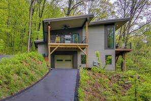House (3 Bedrooms) | Interior - Modern Fairview Retreat: Spacious Deck + Mtn View! (Fairview)