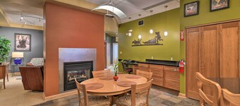 Idyllic Dtwn Anchorage Condo w/ Fireplace!