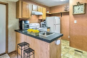 Private kitchen - Cozy Gulf Breeze Home, 3 Mi to East Bay! (Gulf Breeze)