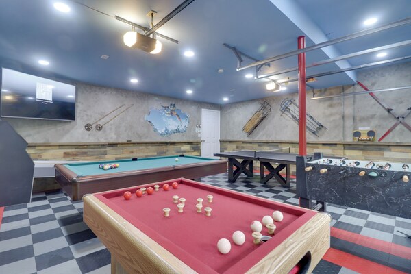 17-seat Theater, Hot Tub & Game Room: Ideal Home! - Massanutten, VA
