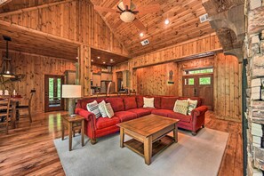 Interior - Away From It All in Broken Bow: Games, Hot Tub! (Broken Bow)