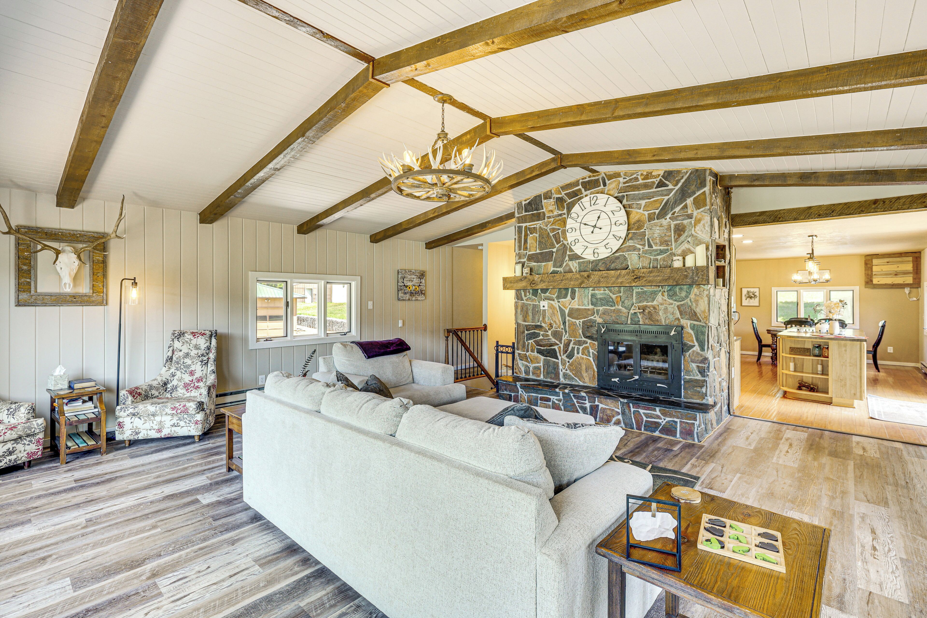 Rumah (3 Bedrooms) | Area keluarga | TV, perapian, dan meja tenis meja