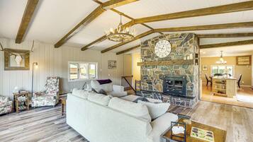 獨棟房屋 (3 Bedrooms) | 起居區 | 電視、壁爐、乒乓球