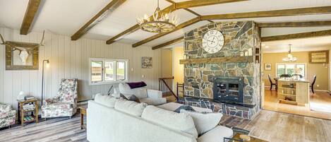 Televisión, chimenea, mesa de ping pong