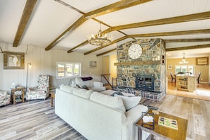 House (3 Bedrooms) | Living area | TV, fireplace, table tennis - Wyoming Nature Retreat: 19 Mi To Devils Tower (Moorcroft)