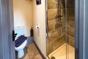 Douche, articles de toilette écologiques, serviettes fournies, savon