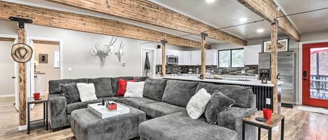 House (3 Bedrooms) | Living area