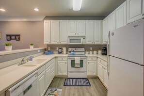 Apartment (2 Bedrooms) | Interior - Updated Condo: Access to Golf & Beaches (Calabash)