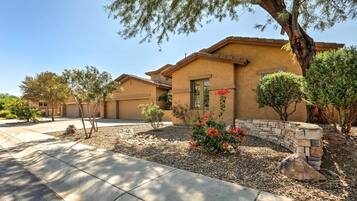 House (6 Bedrooms) | Interior