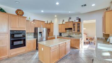 House (6 Bedrooms) | Interior