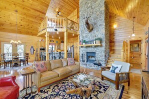 Interior - Spacious & Secluded Cabin: 25 Mi to Bentonville! (Sulphur Springs)
