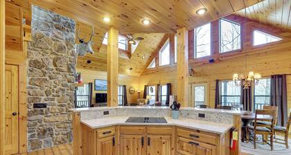 Spacious & Secluded Cabin: 25 Mi to Bentonville!