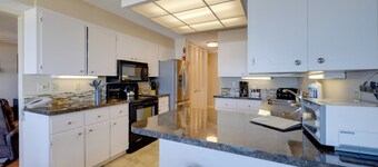 Resort Lincoln Condo w/ Ocean Views & Pool Access!