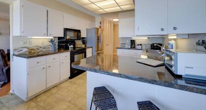Resort Lincoln Condo w/ Ocean Views & Pool Access!