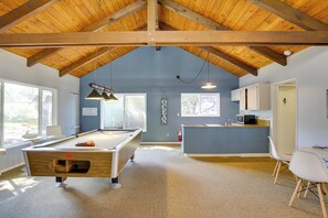 Apartment (2 Bedrooms) | Interior - Lincoln Resort Condo w/ Ocean Views & Pool Access (Gleneden Beach)