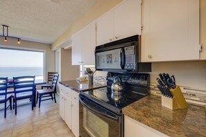 Interior - Resort Lincoln Condo w/ Ocean Views & Pool Access! (Gleneden Beach)