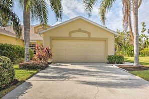 Property grounds - Naples Villa w/ Lanai & Pond View: 5 Mi to Beach! (Naples)