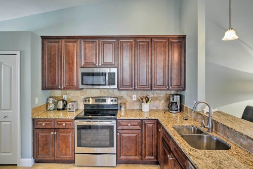 Naples Villa w/ Lanai & Pond View: 5 Mi to Beach!