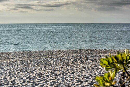 Naples Villa w/ Lanai & Pond View: 5 Mi to Beach!