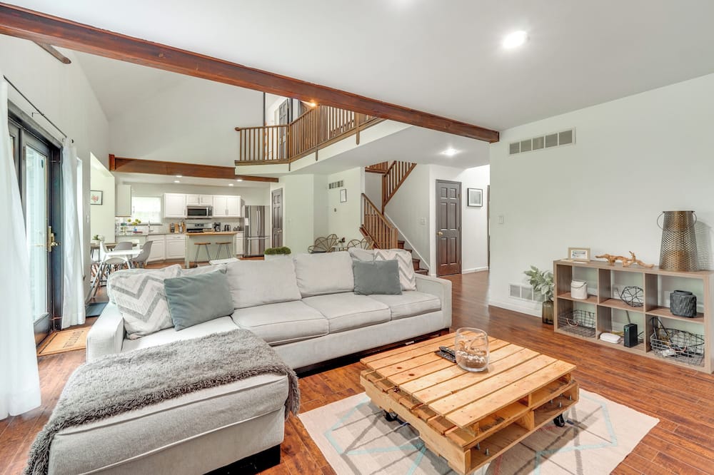 Family Home w/ Deck ~ 2 Mi to Camelback Mountain! - Devils Hole Creek, PA