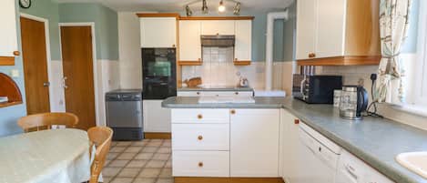 電冰箱、洗碗機、電熱水壺、烤麵包機