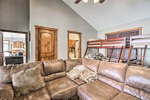 House (5 Bedrooms) | Interior