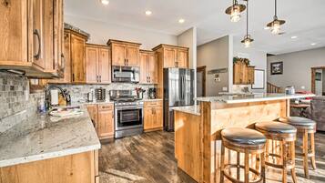 House (5 Bedrooms) | Interior