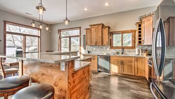 House (5 Bedrooms) | Interior