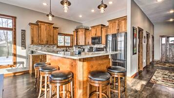 House (5 Bedrooms) | Interior