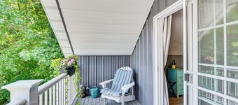 Benton Harbor Apt w/ Balcony + Fire Pit