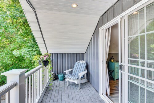 Benton Harbor Apt w/ Balcony + Fire Pit