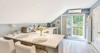 Benton Harbor Apt w/ Balcony + Fire Pit