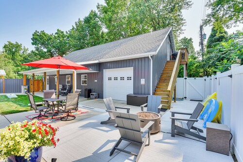 Benton Harbor Apt w/ Balcony + Fire Pit