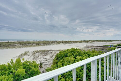 Cozy Oceanfront Condo w/ Pool & Beach Access!