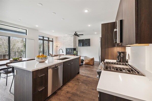 Condo, 2 Bedrooms | Private kitchen | Fridge, oven, coffee/tea maker, toaster