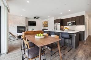 Condo, 2 phòng ngủ | Khu ăn uống