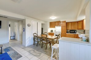 Apartment (1 Bedroom) | Interior - 2 Blocks to Bay: Cabana Breeze' Rockport Rental! (Rockport)