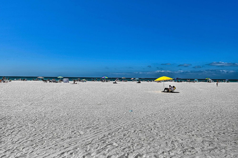 Gulfview Lido Key Gem - Walk to Beach & Shops - Saint Armands Key, FL